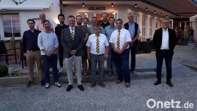 Die neue Führungsmannschaft des SV Kauerhof mit Bürgermeister Michael Göth. (rechts) Bild: bgü