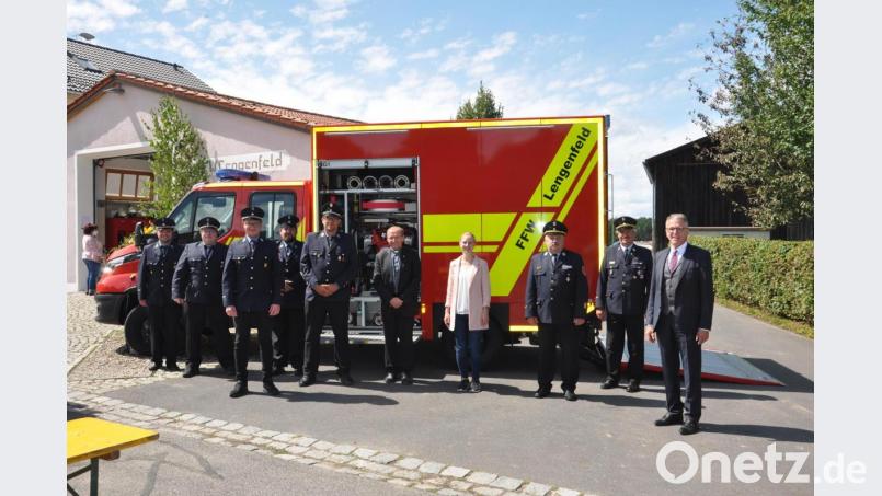 Den kirchlichen Segen erhielt das neue Tragkraftspritzenfahrzeug der Lengenfelder Feuerwehr (von links): Zweiter Vorstand Rupert Gruber, Erster Vorsitzender Wolfgang Stangl, Zweiter Kommandant Josef Konrad, Kassier Josef Trißl, Erster Kommandant Michael Bauer, Pfarrer Thomas Thiermann, Ramona Thiermann, Kreisbrandrat Andreas Wührl, Kreisbrandinspektor Lorenz Müller und Bürgermeister Franz Stahl. Bild: Peter Kraus/exb
