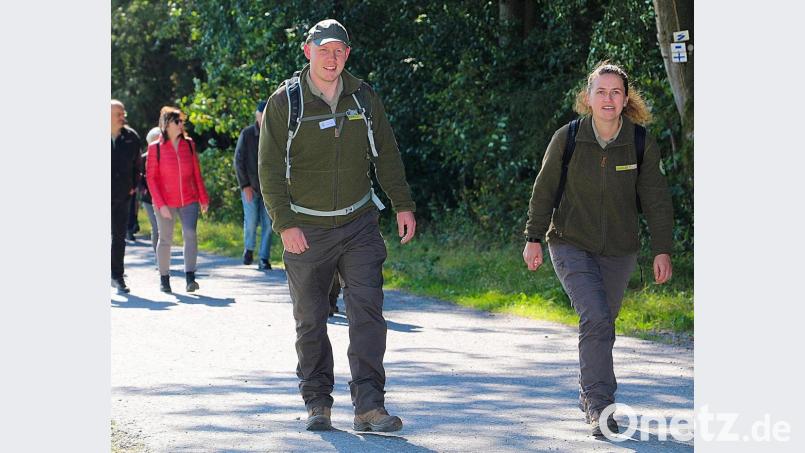 Die Ranger Jonas Ständer (links) und Marie Wittmann (rechts) sind im Naturpark Steinwald unterwegs. Archivbild: bsc