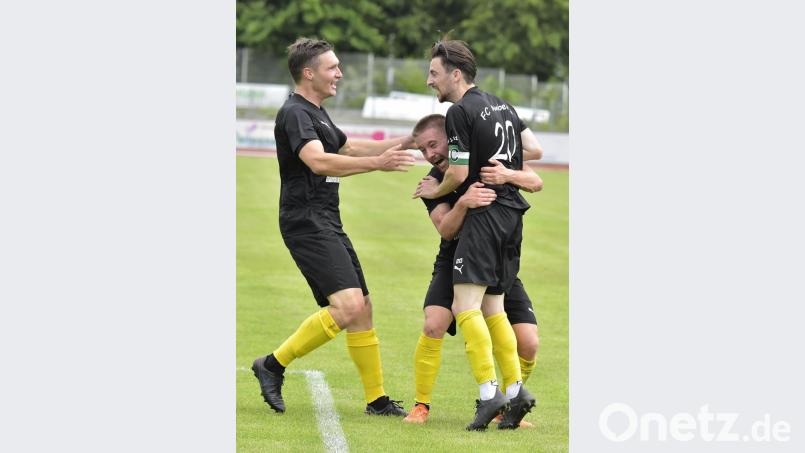 Nach einem Tor lässt es sich besonders gut feiern: Benjamin Burger (rechts) wird am Samstag 30 Jahre alt. Archivbild: Ziegler
