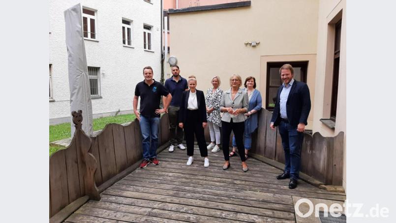 Ortstermin der JU beim Kinderschutzbund in Amberg (von links): Jonas Dittrich, Florian Bart, Susanne Braun, Silvia Eidenhart, Vorsitzende Brigitte Breitfelder, Daniela Bernschneider und Fraktionsvorsitzender Henner Wasmuth. Bild: Jonas Dittrich