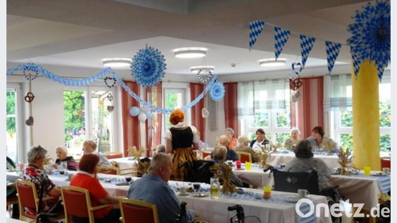 Das Foyer des Seniorenhauses im Naturparkland präsentiert sich zum Sommerfest ganz in den bayerischen Nationalfarben. Bild: fjo