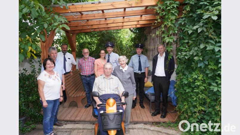 Der Stefflbauern Hans (vorne Mitte) feiert mit seiner Frau Rosina 80. Geburtstag. Viele Gratulanten kommen dazu zum Stefflbauernhof nach Lennesrieth Bild: fvo