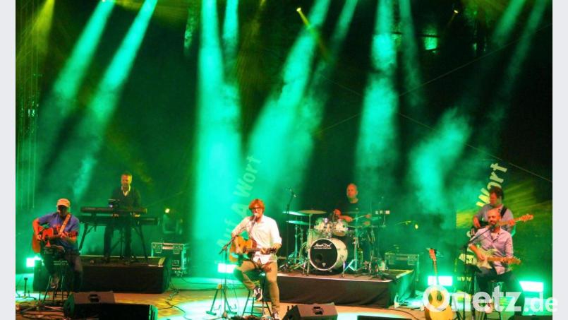 Die sechsköpfige Band &quot;Auf A Wort&quot; servierte am Mittwochabend ein &quot;Best of Austropop&quot; auf der Luisenburg. Bild: stg