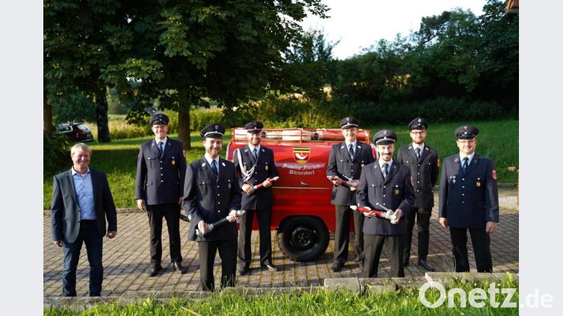 Bürgermeister Markus Schiesl (von links) dankte der Feuerwehr für ihre kontinuierliche Einsatzbereitschaft. Im Bild die Vorstandschaft: Schriftführer Georg Bauer, erster Kommandant Johannes Setzer, zweiter Vorsitzender Florian Plank, zweiter Kommandant Wolfgang Eckl, erster Vorsitzender Josef Hauser jun., Jugendwart Andreas Eckl und Kassier Robert Köppl. Bild: Verena Lottner/exb