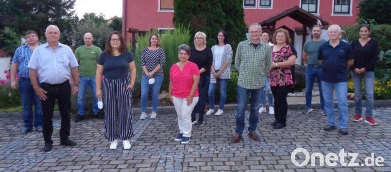 Eine Vorstandschaft ist beim GOV Muschenried im Amt. Das Bild zeigt (von links) Zweiten Bürgermeister Markus Fichtinger, Michael Baier, Thomas Zintl, Stefanie Laubmeier, Karina Bücherl, Franziska Simbeck, Sabine Mösbauer, Alexandra Braun, Herbert Zangl, Ramona Griebl, Heidi Schmid, Andreas Mösbauer junior, Josef Saßl und Anja Ried. Bild: amö