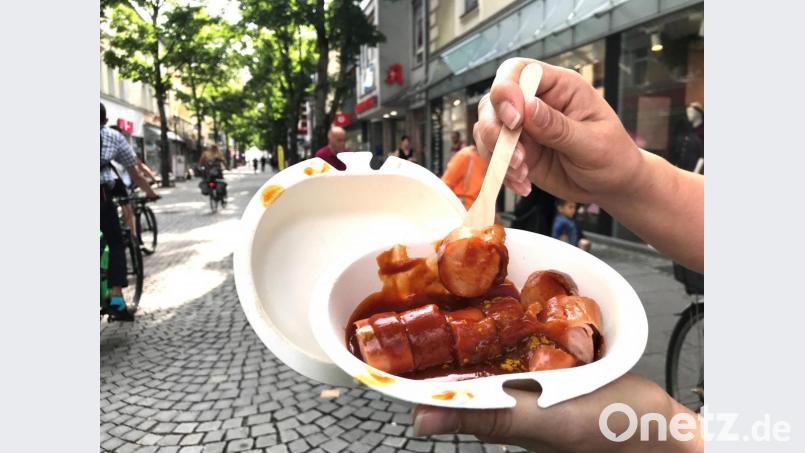 Mahlzeit! In der Weidener Fußgängerzone wird eine Currywurst verspeist. Bild: Gabi Schönberger