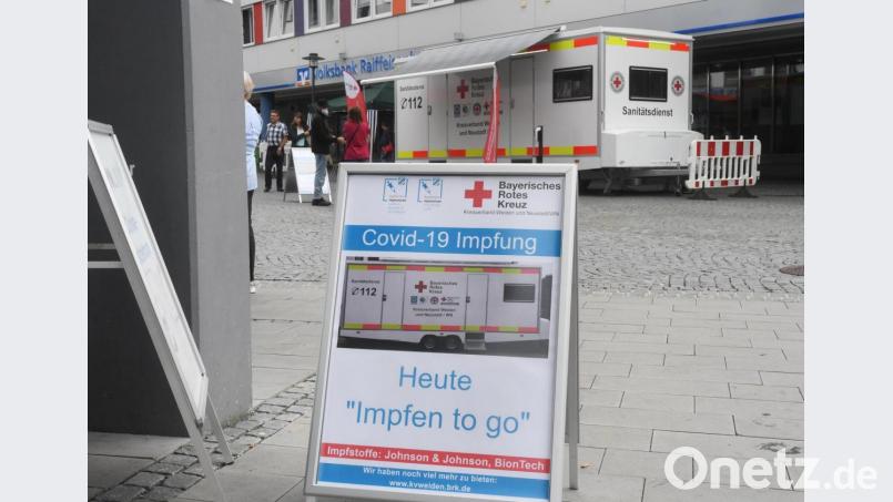 Impfen to go auf dem Macerata-Platz in Weiden. So soll die Impfquote gesteigert werden. Bild: Gabi Schönberger