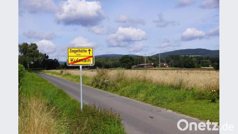 Vom Ende der Kolpingstraße führt die Gemeindeverbindungsstraße zum Weiler Ziegelhütte (im Hintergrund). Der Gemeinderat sprach sich für einen Ausbau der Strecke aus. Bild: bkr