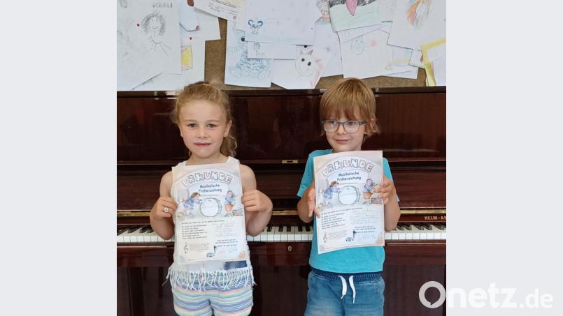 Annalia Tavarez und Leonhard Ermer haben Urkunden für die Musikalische Früherziehung erhalten. Bild: rgr