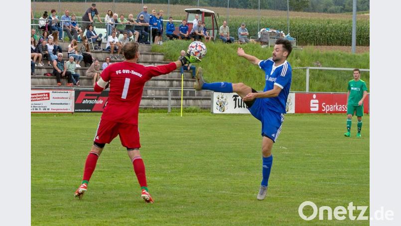 Kann der Schwarzhofener Christoph Gietl (rechts) an seinen Viererpack am vergangenen Wochenende anknüpfen? Am Sonntag ist der SV in der Bezirksliga Nord in Weiden zu Gast. Bild: Guenter Uschold
