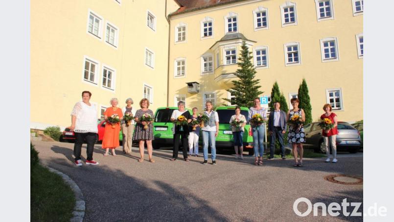 Die für 25 Jahre Geehrten, verabschiedete Kolleginnen und Fachtherapeutin Fröhlich (von links): Pflegedienstleiterin Cordula Köhler, Christa Schmid, Ingrid Schmaus, Angela Ziegler, Liane Röckl, Rosmarie Reinfelder, Fachtherapeutin Nicole Fröhlich, Christina Ritz, Manuela Hager, Geschäftsführer Rainer Schmid, Gertraud Rath und Rosa-Maria Röckl. Bild: heb