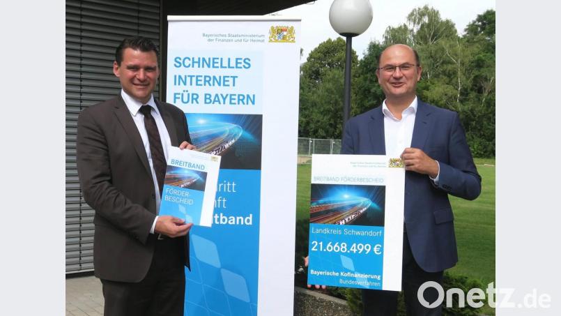 Der bayerische Finanzminister Albert Füracker (rechts) überreichte Landrat Thomas Ebeling (links) den Förderbescheid des Freistaates für den Breitbandausbau von über 21 Millionen Euro. Davon profitieren 18 Kommunen im Landkreis. Bild: Hirsch