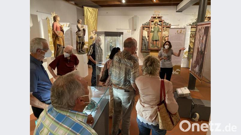 Im Anschluss an die Jahreshauptversammlung erhielten die Mitglieder des Kultur- und Museumsvereins noch eine Kurzführung durch die Sonderausstellung &quot;Aller Heiligen&quot; im Stadtmuseum Zehentstadel. Bild: aub