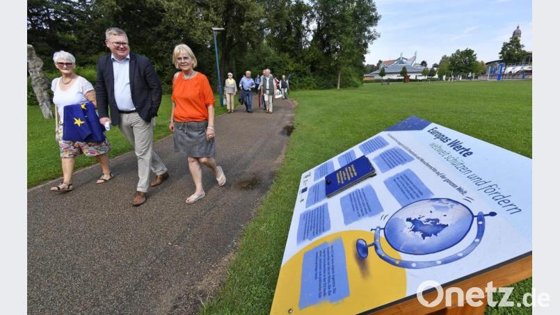 Es ist eher ein Spazier- als ein Wanderweg, doch der Gedanke dahinter ist klar: Acht Schautafeln sollen entlang der Bleichwiese in Amberg an die gemeinsamen Grundwerte der EU erinnern. Bild: Petra Hartl