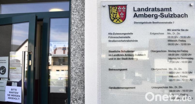 Spontane Besuche sind bei der Zulassungsstelle für den Landkreis Amberg-Sulzbach wegen Corona noch immer nicht möglich. Dem Leiter Christian Luber zufolge, bietet die Behörde für die Bürger dennoch ihren Service über mehrere Wege an, die sich bewährt hätten (siehe Infokasten unten). Bild: Petra Hartl