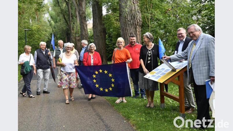 Hermann Kucharski (von links) und Oberbürgermeister Michael Cerny bei der Eröffnung des &quot;Europa-Werte-Wanderwegs&quot; mit Mitgliedern des Europa-Union-Kreisverbandes Amberg-Sulzbach. Bild: Petra Hartl