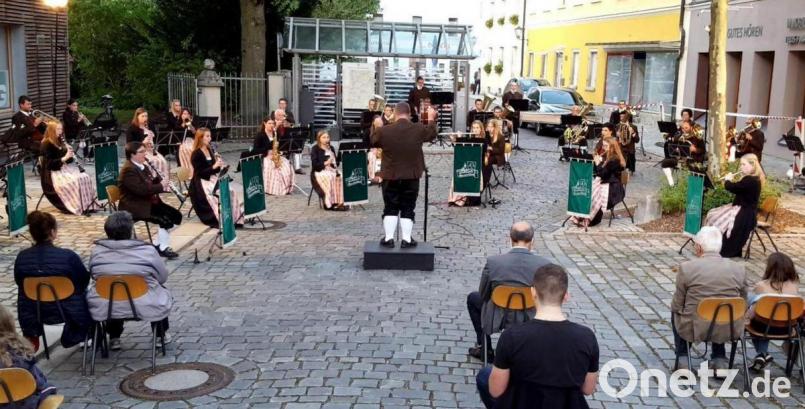 Der Marktplatz ist am 4. September Schauplatz der Sommerserenade der Oberviechtacher Stadtkapelle. Bild: Jürgen Hagl/exb