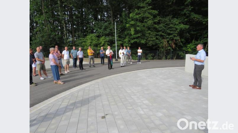 Bürgermeister Reinhard Sollfrank (rechts) freut sich mit den Anwesenden bei der Einweihung des Wertstoffhofs über ein gelungenes Werk. Bild: adj