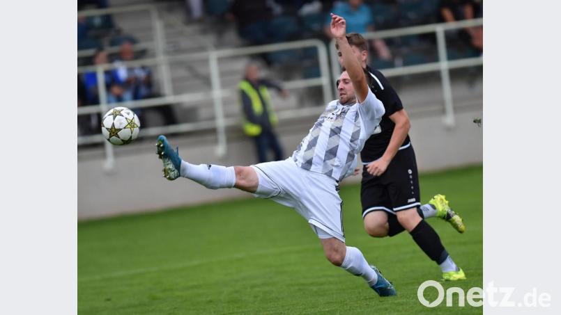 Mathias Heinl macht sich beim 3:0-Heimsieg gegen den FC Tegernheim ganz lang: Die SpVgg SV Weiden will ihren erfolgreichen Saisonauftakt beim Aufsteiger Osterhofen fortsetzen. Bild:  A. Schwarzmeier