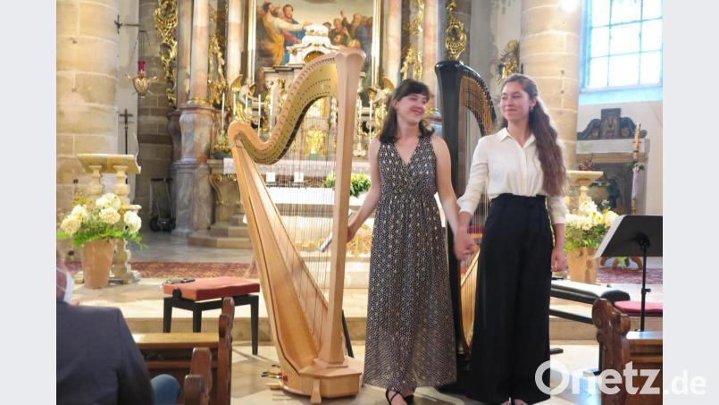 Die beiden Harfenistinnen Dariia Ahapova und Rosetta Schade (von links) begeisterten die Zuhörer bei ihrem Harfen-Rezital in der Stadtpfarrkirche. Bild: jzk