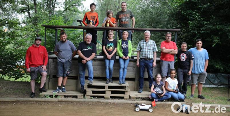 Bürgermeister Johannes Reger (Vierter von rechts) mit den teilnehmenden Kindern sowie dem Team des RC-Modellbauclubs Steinwald. Bild: njn