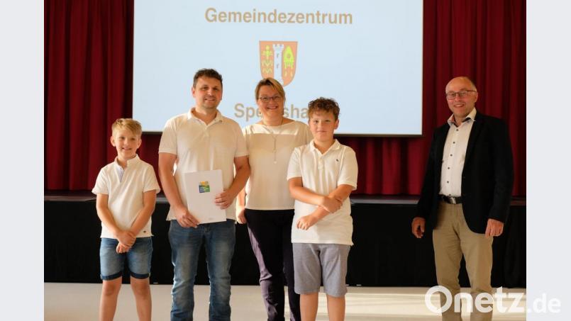 Im Auftrag von Umweltminister Thorsten Glauber überreicht Bürgermeister Albert Nickl der Familie Benjamin Rödl das Zertifikat zur Anerkennung freiwilliger Umweltleistungen nach der Kriterienliste des Bayerischen Handwerkstages. Bild: do