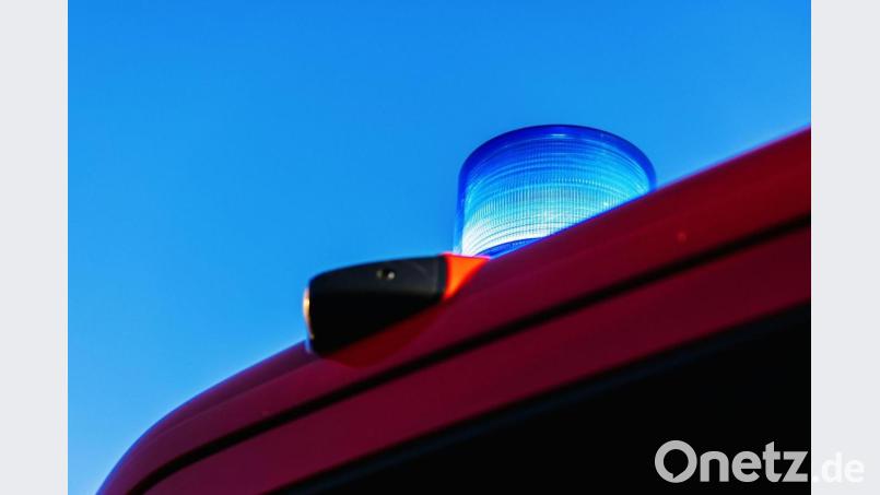 Das Blaulicht leuchtet auf dem Dach eines Feuerwehrfahrzeugs. Symbolbild: Philipp von Ditfurth