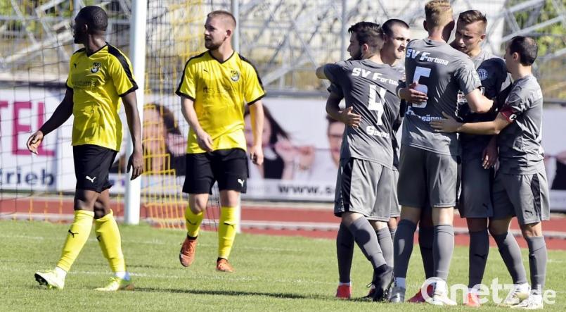 Jubel bei Fortuna Regensburg nach dem Treffer zum 0:2 durch Philip Bockes (Zweiter von rechts) kurz vor der Pause. Die Spieler des FC Amberg lassen enttäuscht die Köpfe hängen und blicken ins Leere. Bild: Hubert Ziegler