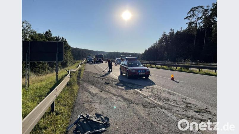 Trümmer lagen auf einer Länge von etwa 50 Metern auf der Autobahn in Fahrtrichtung Waidhaus. Bild: jma