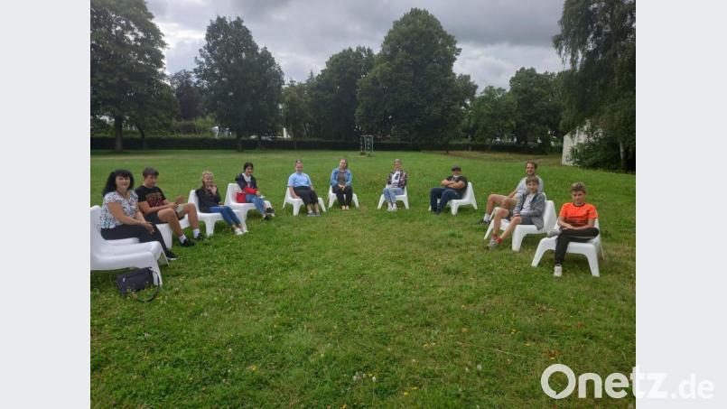 Im flexiblen Relaxklassenzimmer. Vorne links: Elternbeirats-Vorsitzende Melanie Löffler-Brandl Bild: Dreifaltigkeits-Mittelschule/exb