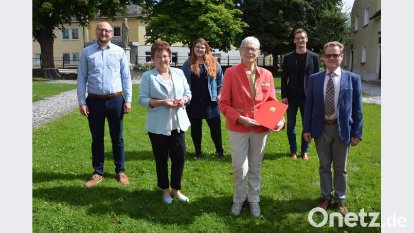 Die Ehrenamtsmedaille der SPD Deutschland erhielt Hannelore Bienlein-Holl. Das Bild zeigt von links SPD-Ortsvorsitzenden Markus Wenisch, Kreisvorsitzende Brigitte Scharf, Juso-Landesvorsitzende Anna Tanzer, Hannelore Bienlein-Holl, Fraktionsvorsitzenden Wolfgang Pötzl und Laudator Gerald Härtl. Bild: jr