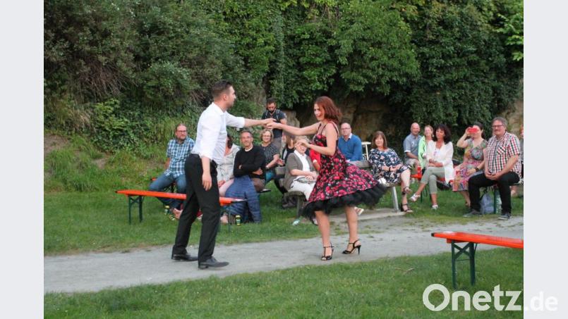 Singen kann er ohnehin glänzend, tanzen auch noch: Christoph Baierl in Aktion mit einer jungen Frau aus dem Publikum. Bild: pi