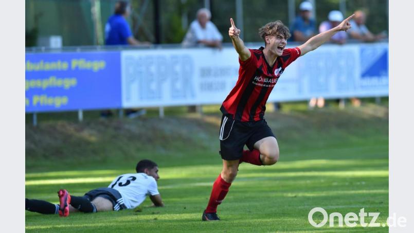 Carsten Kellner lässt den SC Luhe-Wildenau jubeln: Dank der zwei Treffer ihres Stürmers bezwangen die Oberwildenauer die SV Grafenwöhr mit 2:1. Das Bild zeigt Kellner beim Torjubel nach dem 1:0, der Grafenwöhrer liegt geschlagen am Boden. Bild: A. Schwarzmeier