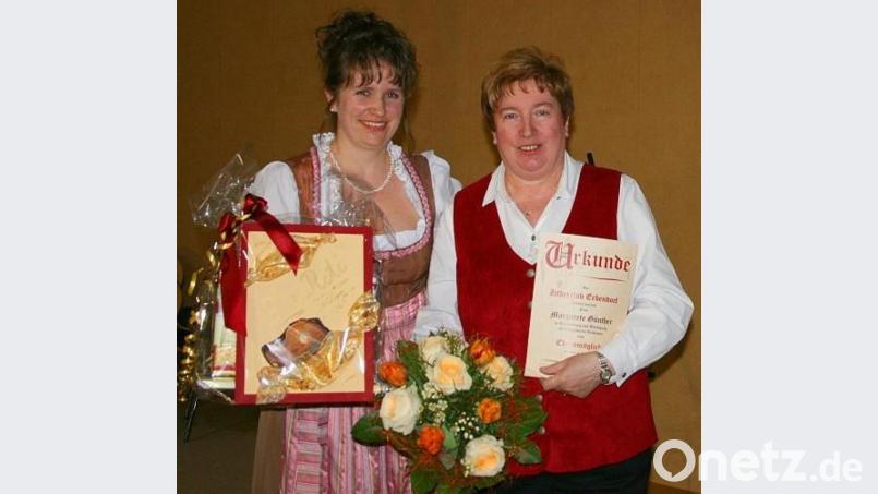 2011 wurde Reti Günther (rechts) zum Ehrenmitglied ernannt. Dazu überreichte Vorsitzende Heidi Banzer eine Urkunde. Archivbild: Zitherclub Erbendorf/exb