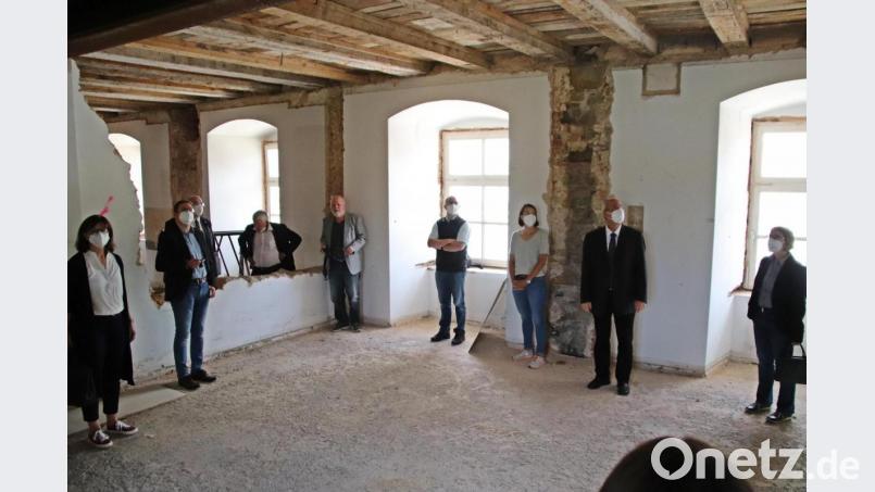 Die geladenen Gäste beim Rundgang im alten Schulgebäude. Bild: jma