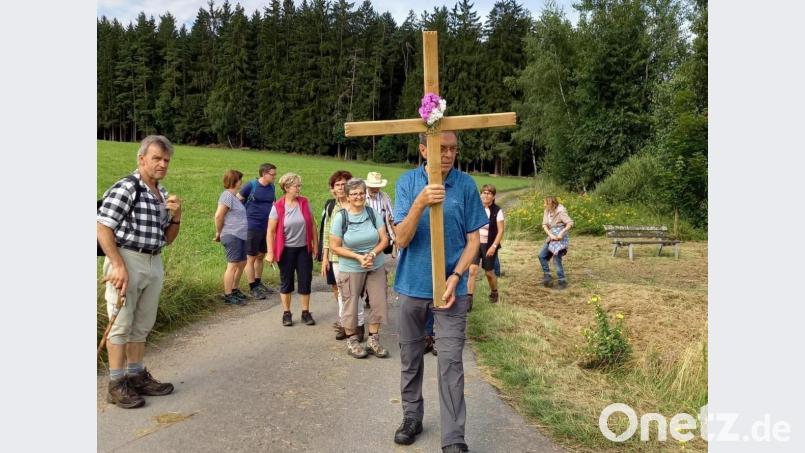 Das Kreuz trugen abwechselnd Egbert Kohl (Bild) und dritter Bürgermeister Bernd Reil (Dritter von links). Nach einer kurzen Rast setzten die Wallfahrer ihren Fußmarsch fort. Bild: gz