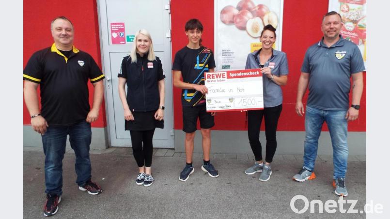 Bei der Übergabe der Spende: (von links) Alexander Stoj (ERSC Amberg), Denise Ritterescu (Rewe Sulzbach-Rosenberg, Sebastian Hirschmann, Katrin Robinson (Rewe Kümmersbruck) und Frank Jacobi (ERSC Amberg). Bild: e