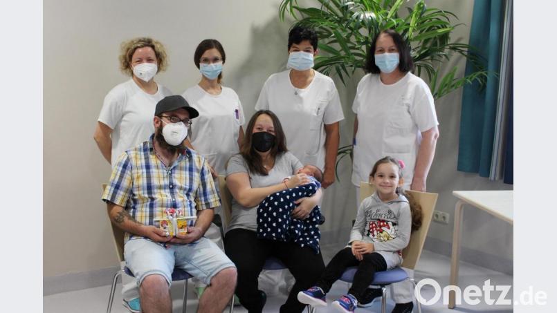Hebamme Anita Schmidthuber, Assistenzärztin Dr. Denisa Kazdova, Dr. Ines Erhardt und Stationsleiterin Elisabeth Kick (hinten, von links) gratulieren Mama Nicole und dem kleinen Damion zur 1000. Geburt des Jahres. Papa Sebastian (vorne, links) und Schwester Michelle freuten sich auch über die Glückwünsche. Bild:  Kliniken Nordoberpfalz/Evamaria Rauch/exb