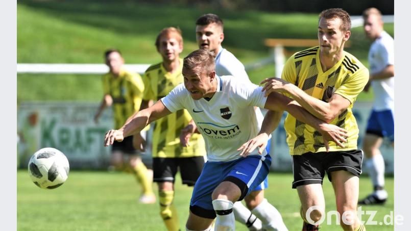 Dieser Ball gehört mir: Vorbachs Patrick Kuenneth (links) wehrt sich gegen Benedikt Zupfer von der DJK Neustadt/WN. Bild: Büttner, Gerhard