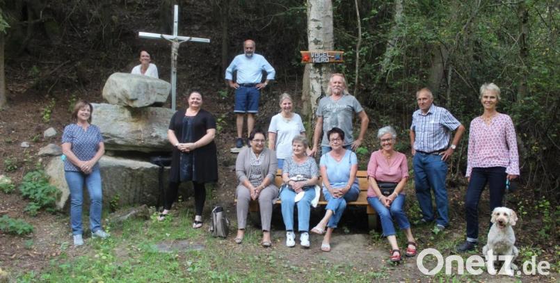 Beim Kreuz am sogenannten &quot;Vogelherd&quot; legten die Wanderinnen und Wanderer eine kleine Rast ein. Bild: soj