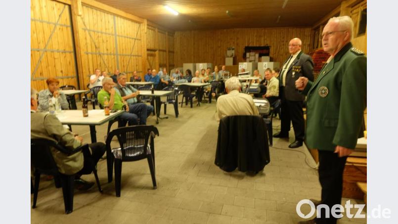 Um Auflösung oder Fortbestand der Schützengesellschaft &quot;Nabtal Wölsendorf&quot; ging es in der Generalversammlung im Dorfstodl. Schützenmeister Franz Winter (stehend links), skizzierte die Situation. Rechts im Bild Gauschützenmeister Johann Dirrigl. Bild: ohr