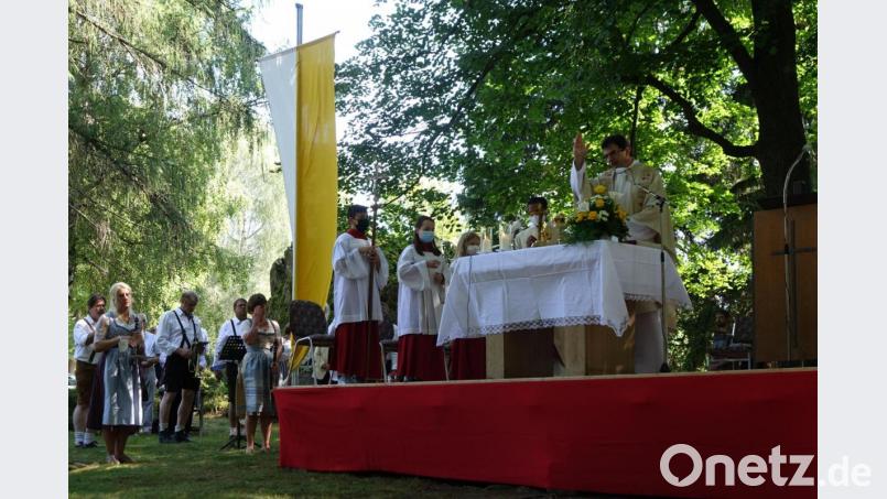 Pfarrer Wolfgang Dietz feierte in Konzelebration mit Pater Jomson Isaac am Kalvarienberg den Festgottesdienst zum Frauentag, auf die weltlichen Attraktionen mussten die Besucher weitgehend verzichten. . Bild: mmj