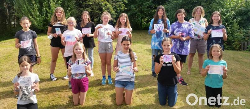 Stolz präsentierten die Teilnehmer des Neusorger Ferienprogramms ihre unter der Anleitung von Porzellanmalerin und Kunsttherapeutin Nicole Aumann (hinten, Zweite von rechts) beim „Handlettering“ selbst erstellten Karten. Bild: öt