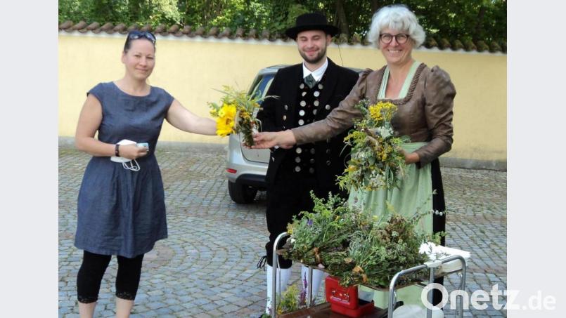 Vor den Kirchen verkauften die Trachtler bunte Kräuterbüschel. Bild: ksi