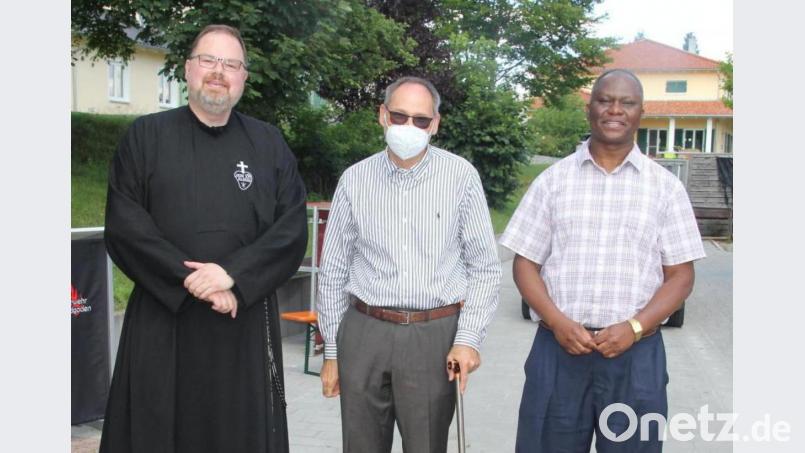 Pfarrer Gerhard Wagner (Mitte) erhält neben Pater Robert Makanja (rechts) weitere Unterstützung durch Frater Pius Görres. Bild: ral