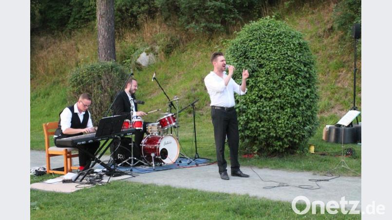 Christoph Baierl besingt mit ganzem Herzen die Lebensfreude. Begleitet wird er von Kenneth Berger und David Drechsel (von links). Bild: pi