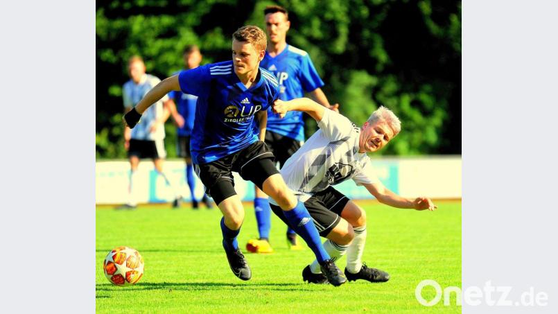Der Weidener Niklas Lang (links) entwischt seinem Gegenspieler. Die SpVgg SV behielt in Osterhofen mit 2:0 die Oberhand. Bild: Werner Franken