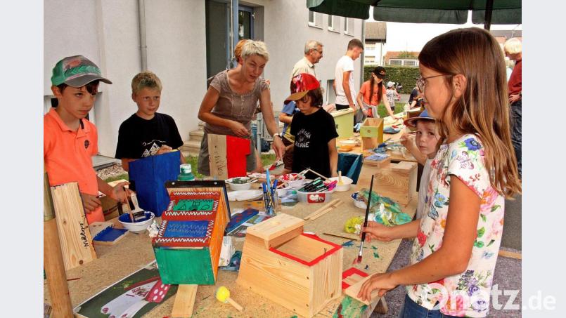 Viele heimische Vögel sind auf Nistkästen angewiesen, denn das Brutplatz-Angebot wird von Jahr zu Jahr knapper. Damit lindern die Kinder auch die Wohnungsnot der gefiederten Freunde. Bild: zer