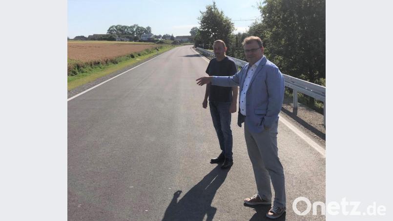 Da gehts lang auf einer schön ausgebauten Straße von Dietersdorf nach Neuhaus zeigt Bürgermeister Karlheinz Budnik auf. Bild: fz